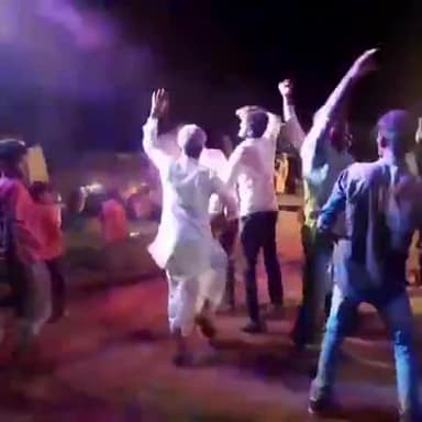 रंग में भंग.. दादी ने दौड़ाया 🤣🤣🤣
#farmersprotest
#rojgardo