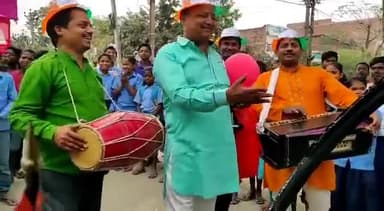 लखीसराय: लेके आये हम हरमुनिया
घर से निकलो मुन्ना-मुनिया
स्कूल चलो अब स्कूल चलो
@aashutoshjnu
#प्रवेशोत्सव
