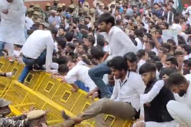 #studentswantjobs
आज दिल्ली में @nsui के साथियों ने रोज़गार की मांग को लेकर किया प्रदर्शन।दिल्ली पुलिस ने किया गिरफ्तार
