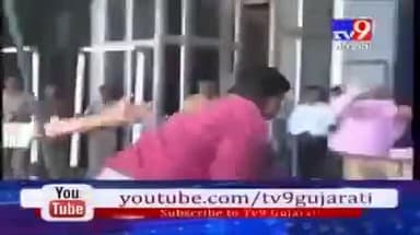 #गुजरात_मॉडल #गुजरात के #गृहमंत्री प्रदीप सिंह जडेजा पर चप्पल बरसाए।