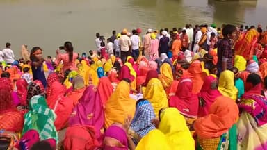 कुदरा : #भैसौला_गांव_में
#श्री_लक्ष्मी_नारायण_महायज्ञ #भैसौला_गांव में #जल_भरी किया गया #डिहरा_नदी से