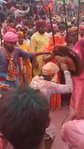 बरसाने की हुरियारिनों ने नंदगांव के हुरियारों पर चलाएं लठ। लोगों ने जम कर लिया आनंद।
#बरसाने #नंदगांव #वृंदावन #मथुरा