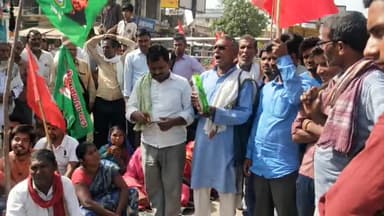 दाउदनगर: दाउदनगर में किसान समर्थन में महागठबंधन के कार्यकर्ताओं ने की बंदी समर्थन मैं गाया टोपी वाला गाना। #syedquitu #kisan