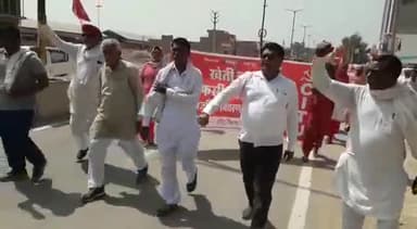 #सीटू हनुमानगढ़#
खेती बचाओ ,एफसीआई, बचाओ, सार्वजनिक वितरण प्रणाली बचाओ आंदोलन के तहत हनुमानगढ़ मे सीटू का विशाल प्रदर्शन।