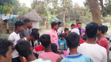 महनार: हसनपुर उत्तरी में आयोजित क्रिकेट टूर्नामेंट में #पंचायतसमिति के उम्मीदवार चंदन सिंह उर्फ (डबल जी) के द्वारा ईनाम दिया गय