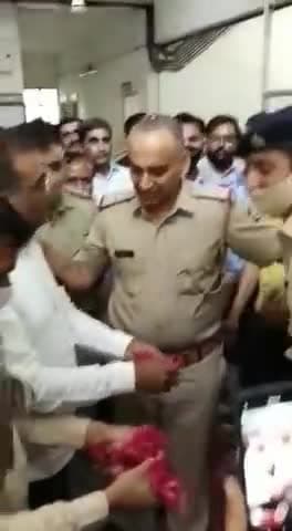 पुलिस विभाग में किसी बेहतरीन अधिकारी के स्थानांतरण के दौरान विदाई समारोह का दृश्य है।
#UPPolice #Proud #Farewell