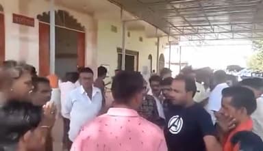 नोट बांटकर वोटो की जुगाड़ करते हुए दमोह उपचुनाव में #कांग्रेस_प्रत्याशी