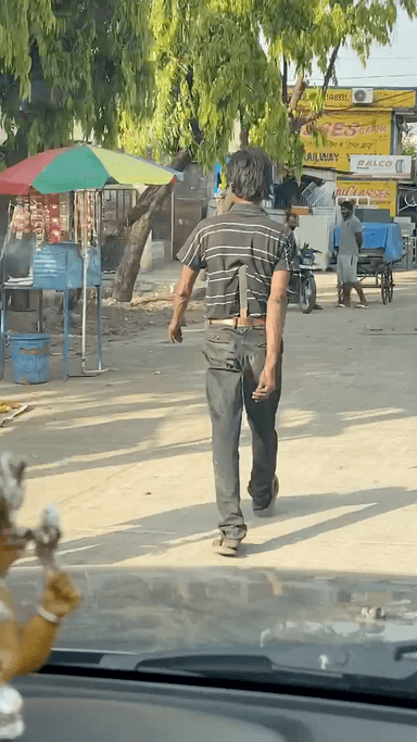 ग़ुलौआ चौक में असामाजिक तत्वों का रोड पर धार दार हथियार लेके घूमना आम बात जनता की जान ख़तरे में :- ध्यान दे प्रशासन
#aloktiwari55
#aloktiwari55office