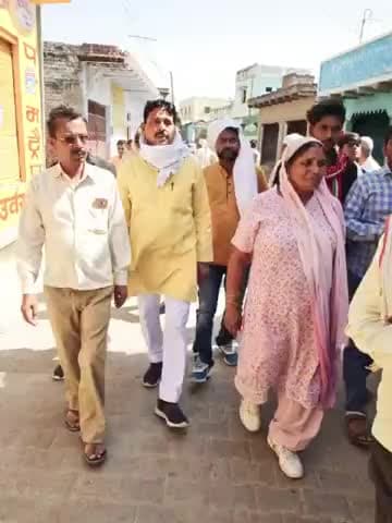 समाजवादी पार्टी की पूर्व जिलाध्यक्ष ओमवती यादव बुआ जी जिला पंचायत सदस्य का चुनाव प्रचार करती हुई #टेकपाल_कुशवाहा