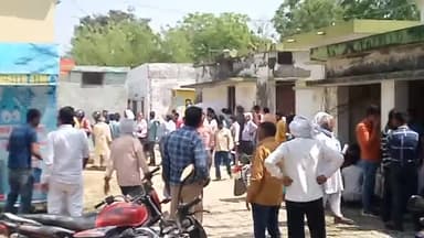 महाराजगंज: महराजगंज ब्लाक में प्रधान और सदस्य पद हेतु नामांकन पत्र लेते प्रत्यासी जो की #कोरोना #प्रोटोकॉल का उल्लंघन करते हुए।