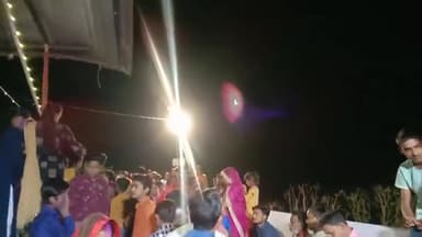 चरखारी:गोपाल जू मंदिर में #रंग #पंचमी के अवसर पर भक्तों ने धूम धाम से गुलाल व पुष्पो के साथ होली खेलकर रंग पंचमी मनाई