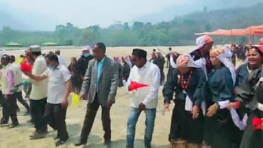 कर्णप्रयाग: चमोली देवलीबगड़ में जनजातीय सम्मेलन में कांग्रेस प्रदेश अध्यक्ष श्री प्रीतम सिंह जी का स्वागत करते स्थानीय लोग
#uknews