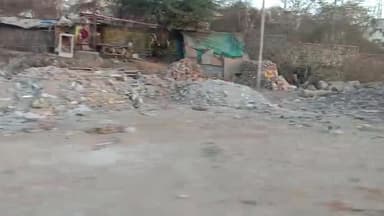 गिर्वा: कल्पतरु चिकित्सालय-एकलिंगपुरा रोड किनारे पड़ा है ढेर सारा भराव। बढ़ता ही जा रहा है अतिक्रमण। #Encroachment #SmartCity