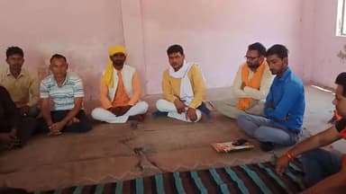 ओरन: #अपनों के साथ एक आवश्यक बैठक कर आगे की रणनीति तैयार की गई #पवैया मण्डल बिसंडा मण्डल ओरन मण्डल के भाइयों के साथ #PC