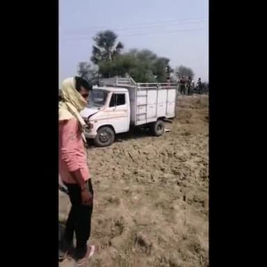 #गुरारू नकटपुल के पास दो गाड़ियों में टक्कर pickup ड्राइबर नसे में धुत था ! टेम्पो में गुटका की खेप बताया जा रहा है !