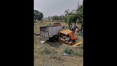 #गुरारू रफीगंज मार्ग पर नकटी पुल के पास हुआ सड़क दुर्घटना ! पिकउप और टेम्पो में जबरदस्त टक्कर !