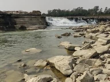 आखिरकार हटा के समीप भदभदा जलप्रपात पर सैलानियों का आना प्रारंभ हो गया है #भदभदा #हटा #publicapp