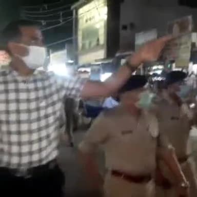 मास्क के लिए जागरूक करते हुए एडीएम सिटी सर एसपी सिटी सर के साथ रूट मार्च किया गया #मेरठपुलिस