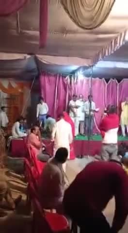 सात दिवसीय #रासलीला में पधारे विधायक श्री विनोद कटियार का माल्यार्पण वार्ड नं 25 के प्रत्याशी मनोज नायक ने किया