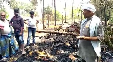 वैशाली: #अग्नि_पीडि़तों_के _दर्द_को सरकारी कर्मचारी के कानों तक पहुँचाने का कार्य करते
#किसान_नेता- राजू भाई