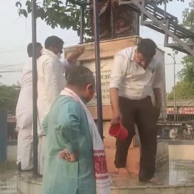 बाबा साहेब आंबेडकर जी की जन्म जयंती के अवसर पर उनकी मूर्ति की साफ सफाई एवं दीप प्रज्वलन
#बाबा_साहेब_अमर_रहे