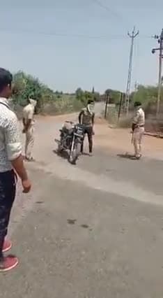 गरीब जनता के साथ यह व्यवहार अति शर्मनाक है कोई हक नही पुलिस वालो को अमानवीय कृत्य करने व कानून हाथ मे लेने का
#अच्छेदिन