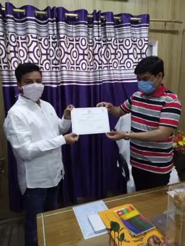 गढ़वा: गढ़वा नगर परिषद में कार्यपालक पदाधिकारी की अनूठी पहल, मास्क में साथ सेल्फी भेजने वाले को दे रहे प्रशस्ति पत्र #पहल