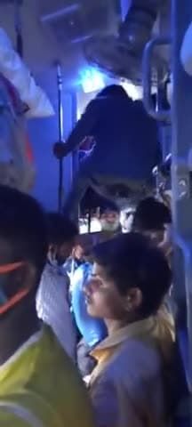 ये Secundrabad से Danapur जानेवाली Train
है।इनलोगो को corona से डर नहीं है। आगे आपलोग ही बताइए क्या करना चाहिए ##123@