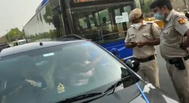 मैं तो अभी kiss कर लूंगी, दिल्ली पुलिस ने मास्क के लिए बोला तो महिला बोली,part 2, couple arrested
#dehlipolice #Corona