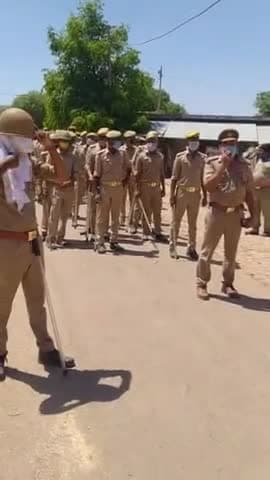 भोगनीपुर: #क्षेत्र कानपुर देहात मे थाना देवरहट के करीब बरौली बाजार में s.o. .जी लोगो को जागरूक किया अपनी को टीम को के जा कर. #अचल