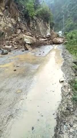चम्बा: #चम्बा se bharmor road NH pe srein gaaon me bhooskhalan ke karan road jaam#चम्बा