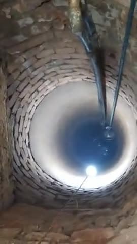 dekhiye kitna niche khada hai veer yodha.. salaam hai karmveero ko.. kya aap dekh pa rahe hain
#pakur #well #water