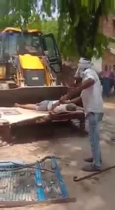 देख तेरे संसार की हालत क्या हो गई भगवान कितना बदल गया इंसान।
#शर्मनाक_तरीका     #अंतिम_संस्कार