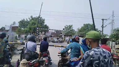 3 दिन के लॉकडाउन में प्रशासन ढीला लोगों में नहीं कोई डर आवा जाही जारी,,
@कोरोना_वायरस
#StayHomeSafeHome