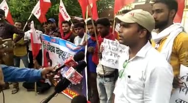 सलमान शिक्षा प्रणाली लागू कराने के सवाल पर पिछले साल AISF का जिला अधिकारी के समक्ष प्रदर्शन।
#सबको शिक्षा एक समान