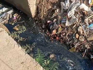 swachh Bharat abhiyan ki ud rahi hai dahajjiya
#swachhta ko thenga