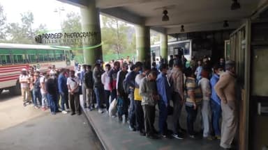 कोरोना कर्फ्यू के चलते अपने घर वापसी को ISBT पर लोगो की भीड़
#corona #curfew #mask #socialdistancing #isbt#bjp #congress