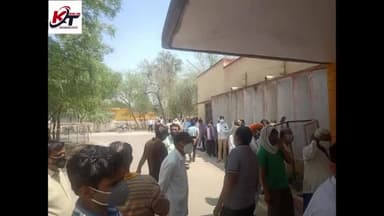 सूरतगढ़: सूरतगढ़ के पीडब्ल्यूडी कार्यालय में हो रहे वैक्सीनेशन के दौरान हुई सोशल डिस्टेंसिंग की अवहेलना #दिखी प्रशासन की लापरवाही