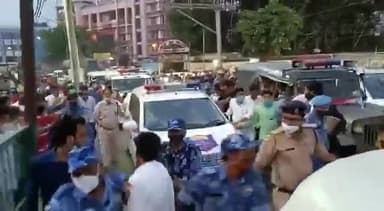 Pappu Yadav को पुलिस लेकर निकाली मधेपुरा हाजीपुर में जाप कार्यकर्ताओं ने जमकर किया हंगामा ।
#पप्पू_यादव_को_रिहा_करो