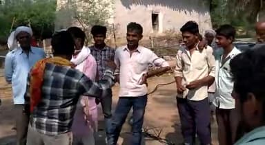 ग्राम #कैरी में शार्टसर्किट से जली केविल के कारण #3मुहल्ले अंधकार में थे #हमने 2 हजार की केविल #स्वयं से लगवाकर ठीक कराई