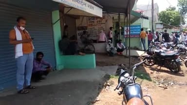 kanhiwara सेंट्रल बैंक के अधिकारियों द्वारा शासन प्रशासन के नियमों की उड़ाई जा रही धज्जियां #सेंट्रल बैंक ऑफ इंडिया