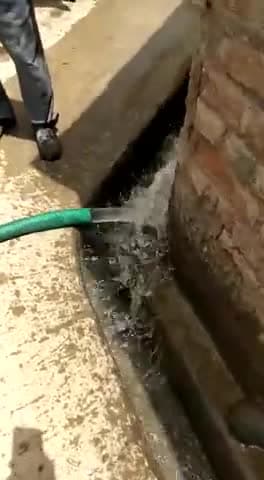 बीकानेर: घोर लापरवाही लोगो के पास पीने को पानी नही और टैंकर चालक संस्था कि धोंस देकर पानी को नाली मे बर्बाद कर रहे है।#Bkn
