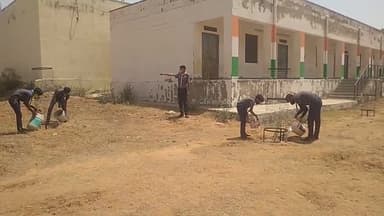 स्थानीय संघ श्रीमाधोपुर के रोवर विकास कुमार पलसानिया के नेतृत्व में पेड़ पौधों में पानी देते हुए #bsgsankalp
#bsgindia