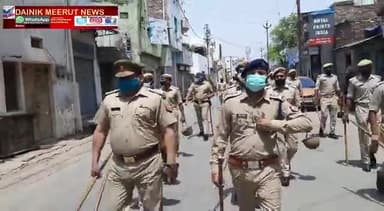 आज हापुड़ अड्डे से लेकर अंजुम पैलेस तक ब्रह्मपुरी सर्किल के साथ लॉक डाउन का पालन कराया गया। #मेरठपुलिस