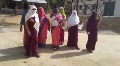 प्रतापगढ़-आंगनबाड़ी कार्यकर्ता महिलाओं की अनोखी पहल, गीत गाकर टीका लगवाने हेतु कर रही लोगों को जागरूक।
#जागरूकता_अभियान