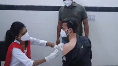 आज मकराना के राजकीय चिकित्सालय में युवा साथियों के साथ कोरोना का पहला टीका लगवाया आप भी टिका जरूर लगवाये
#vacccination