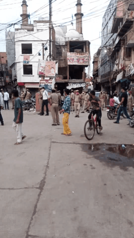 मिर्ज़ापुर: Trimohani Chowk Me Police March..
#Trimohani
#Police_March#
