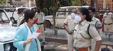 #कांग्रेस प्रवक्ता #नूरी खान मंत्री #प्रभु राम चौधरी से मिलने पंहुची ।
#पुलिस से हुई हुज्जत ।