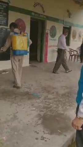 आदिबदरी: ढ़मकर गांव में सैम्पलिंग से पूर्व सेन्टर पर ग्राम प्रहरी नरेंन्द्र रावत द्वारा किया गया सैनिटाईजैशन#polish #covid19कोरोन