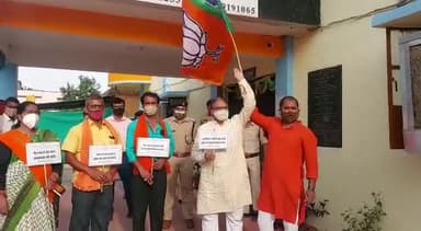 कांग्रेस के टूलकिट उजागर होने के बाद बौखलाए कांग्रेसियों के खिलाफ राजिम थाना में धरना प्रदर्शन
#मैं_भी_हूँ_डॉ_रमन
